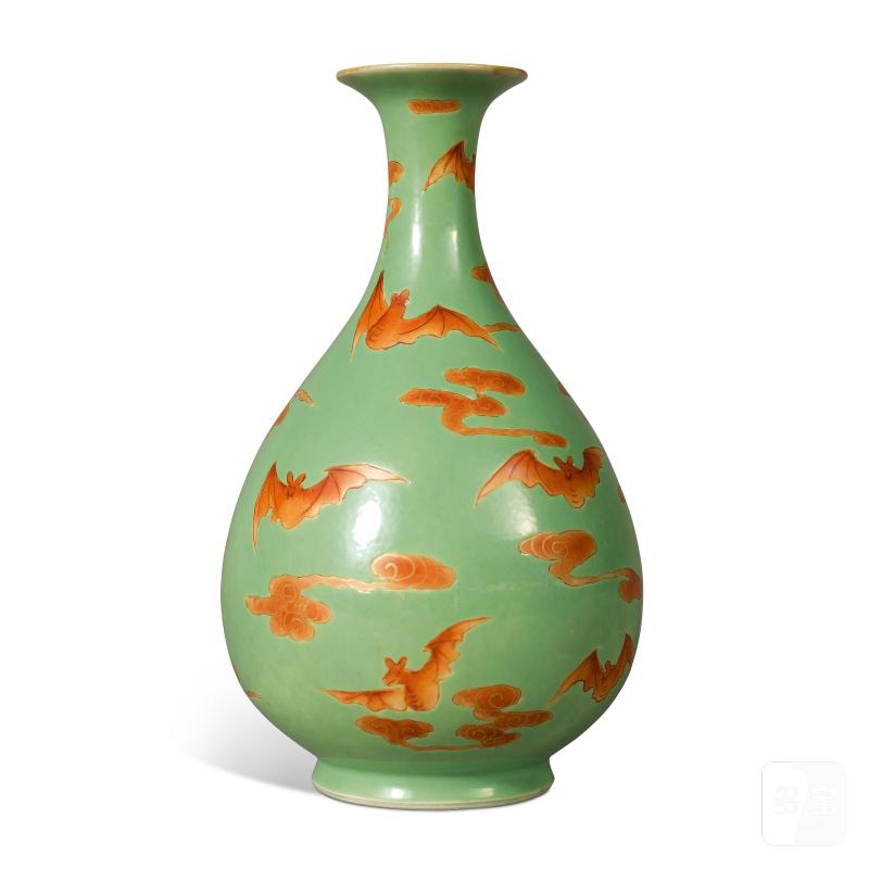 A lime-green-ground iron-red 'bats' vase, yuhuchunping, Qing dynasty, 19th century | 清十九世紀 綠地礬紅彩描金雲蝠紋玉壺春瓶 - 图2